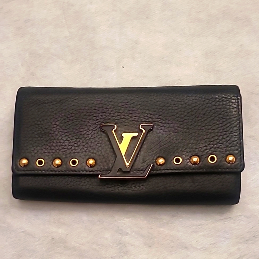Louis Vuitton Capucines black wallet EUC with box and chain